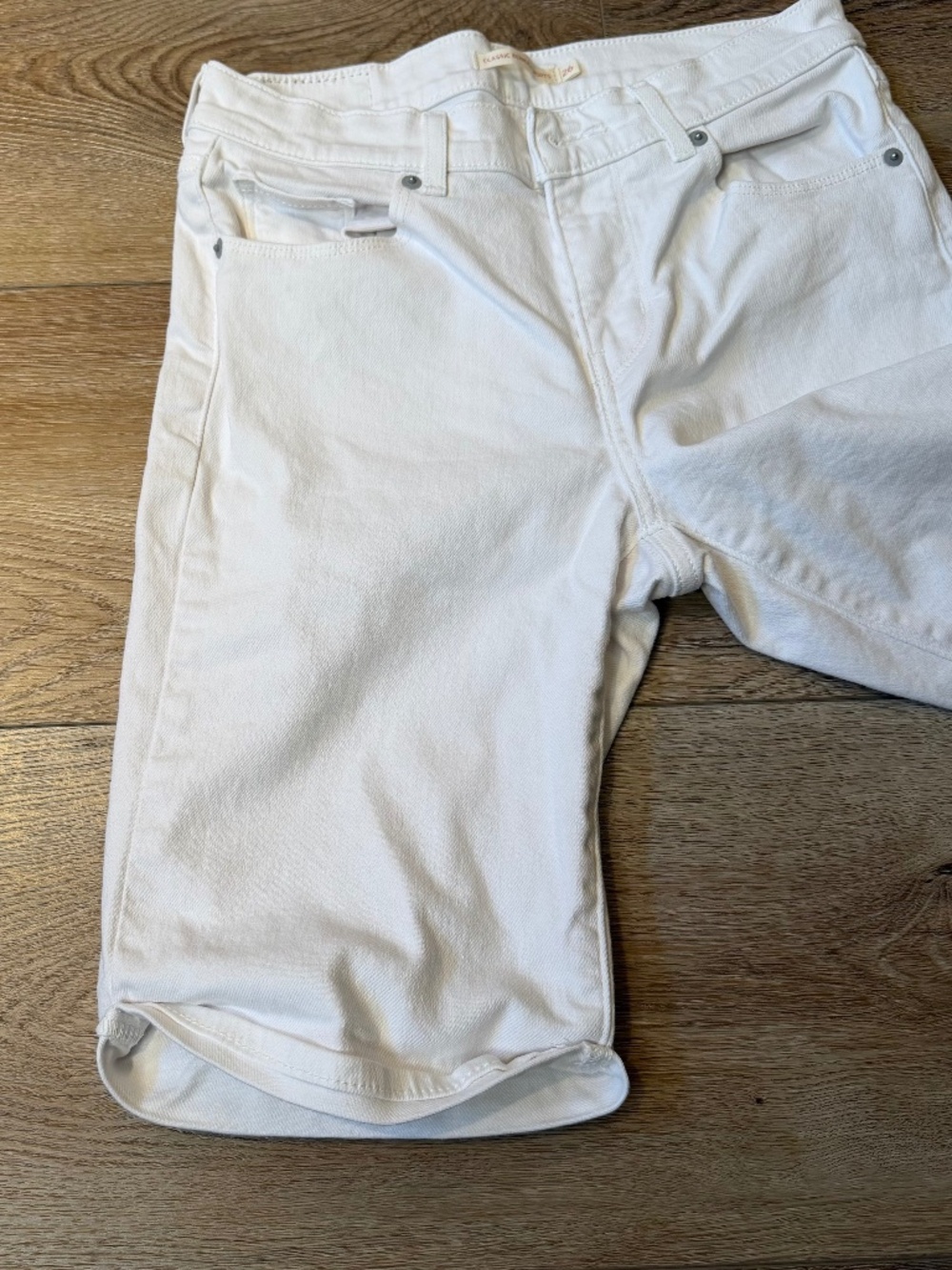 Levi's Classic Bermuda Denim Shorts | Size 26 | White/Off-White | Sewn-in Cuff - Picture 8 of 10